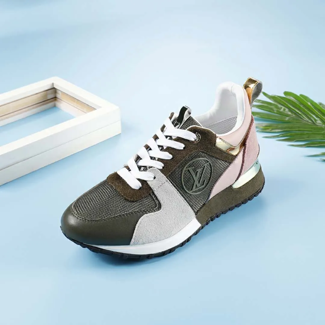 👟👟Ex-factory price 400👟👟 Men's size +10 Couple style, 2019 spring and summer new LOUIS VUITTON The same style of casual sports shoes is launched on Louis Vuitton's official website. Fabric: imported cowhide/cow velvet/breathable mesh, (imported mesh with silicone LV logo), rubber combination outsole, 2cm behind the sole, built-in 0.5cm comfortable feet, size 35-41 for women, 39-46 for men, welcome new and old customers to repost pictures for sale